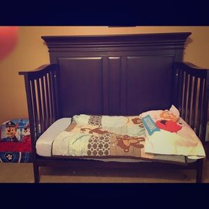 Cache convertible crib.